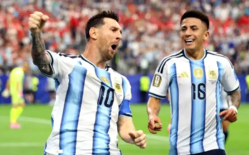 Messi lập kỷ lục ghi bàn World Cup, Argentina sớm vào vòng 1/16