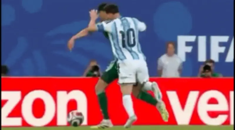 Messi thoát thẻ đỏ gây tranh cãi ở trận Argentina vs Algeria