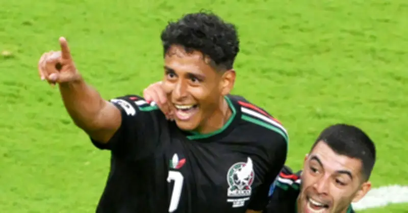 Mexico thắng Hàn Quốc 1-0 nhờ sai lầm thủ môn