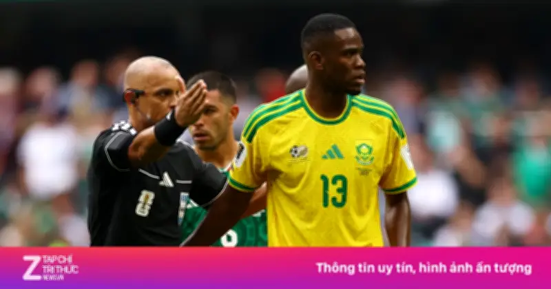 Màn ra mắt World Cup thảm họa của Sphephelo Sithole: Lỗi dẫn đến bàn thua và thẻ đỏ