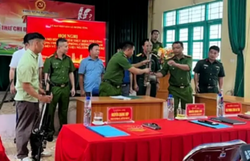 Mường Tùng và Na Sang thu hồi 29 khẩu súng nhờ mô hình xã điểm