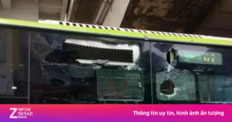 Mảng vữa từ nhà ga metro Văn Khê rơi trúng xe buýt BRT ở Hà Nội