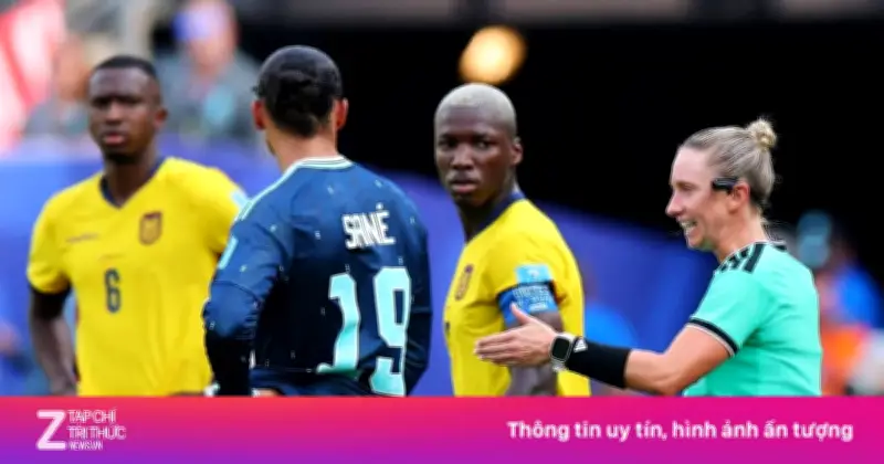 Màu áo trọng tài gây nhầm lẫn trong trận Ecuador vs Đức