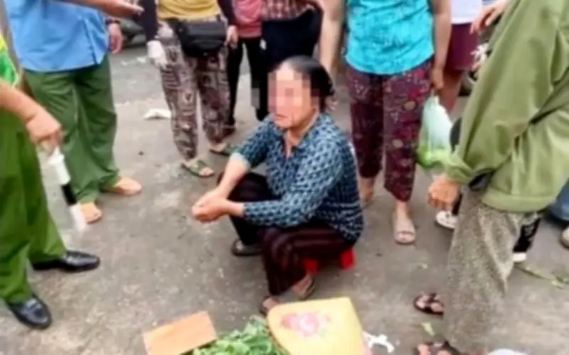Mâu thuẫn chỗ bán hàng, người phụ nữ bán rau bị xịt nước áp lực cao vào mặt