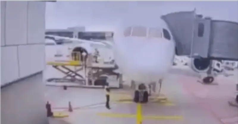 Máy bay Boeing 787 bất ngờ sập càng đáp trước khi cất cánh