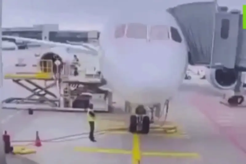Máy bay Boeing 787 của Lufthansa bất ngờ sập càng trước tại Frankfurt
