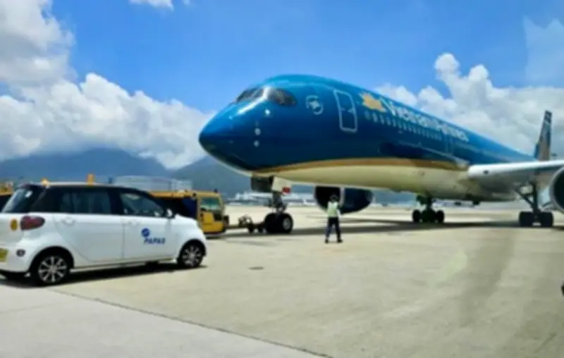 Máy bay Vietnam Airlines hạ cánh khẩn tại Hong Kong cứu hành khách