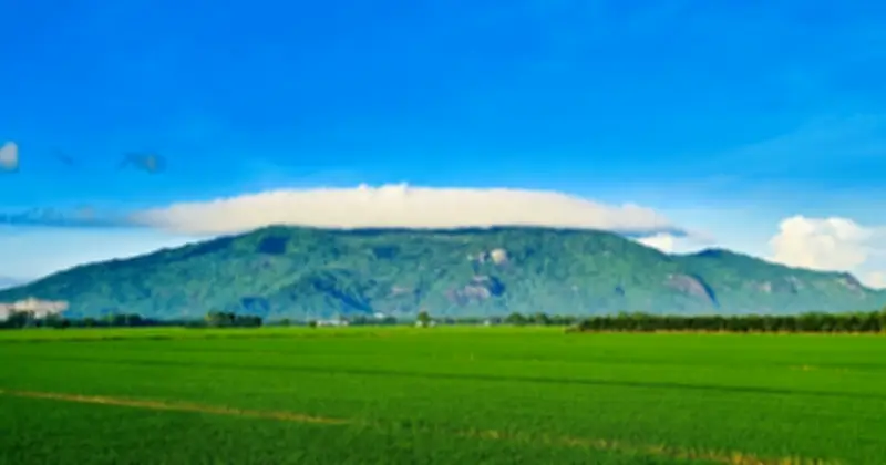 Mây trắng 'đội nón' cho núi Cô Tô, báo hiệu mùa săn mây đẹp nhất vùng Bảy Núi