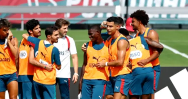Đàn em Ronaldo khiến nội bộ Bồ Đào Nha tranh cãi, HLV Martinez buộc phải thay đổi