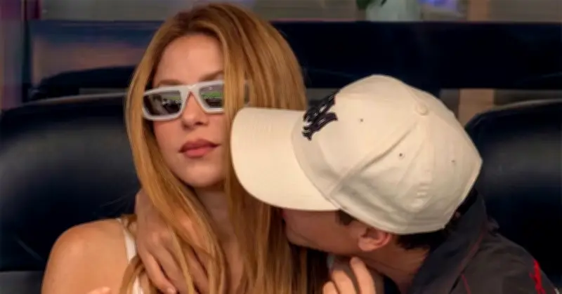 Nụ hôn của Shakira trên khán đài World Cup gây bão mạng xã hội