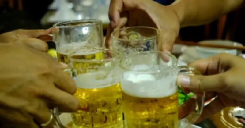 Đàn ông Việt uống bia xem World Cup: Ai đang xem ruột già của họ?