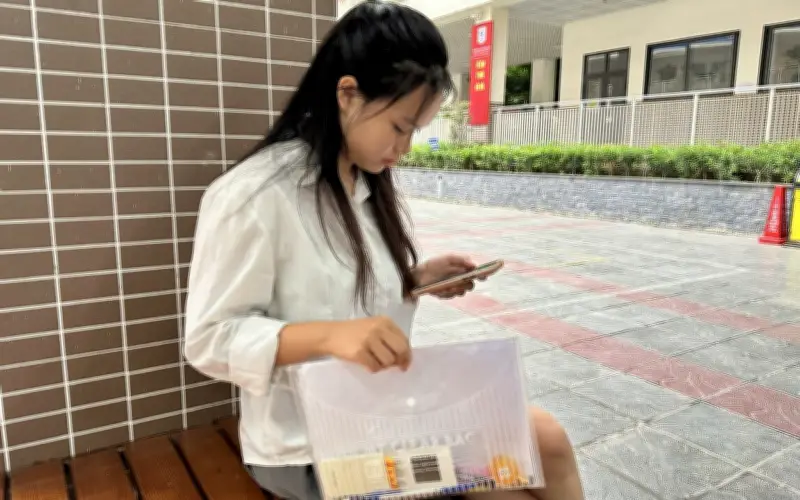 Nữ sinh Hà Nội mang điều khiển điều hòa đi thi vì lý do bất ngờ