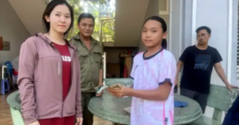 Nữ sinh lớp 8 nhặt ví tiền hơn 10 triệu đồng nhờ công an tìm trả người đánh rơi