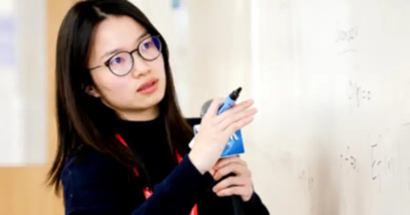 Nữ thần đồng 16 tuổi đỗ đại học nay thành giáo sư 35 tuổi, giải bài toán 100 năm