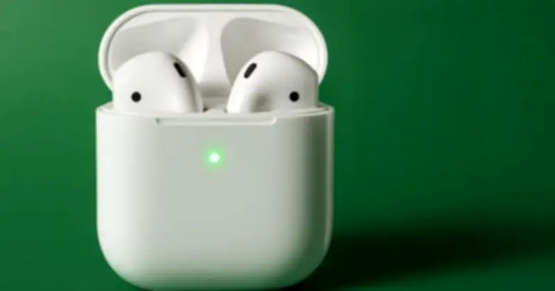 Đèn xanh nhấp nháy trên AirPods muốn ám chỉ điều gì?