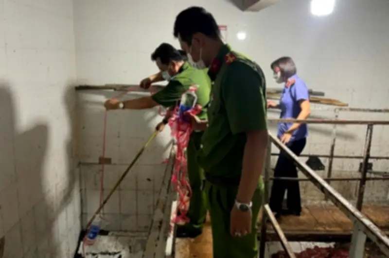 Nam công nhân tử vong vì ngạt khí dưới bồn chứa vỏ trái cây