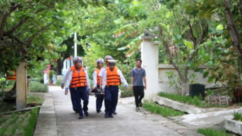 Ngư dân bị giảm áp nặng do lặn sâu 40m được cứu kịp thời tại đảo Song Tử Tây