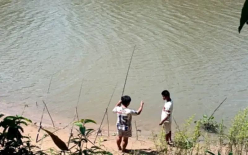Ngư dân Thái Lan câu được tượng Phật cổ dưới sông Prachinburi