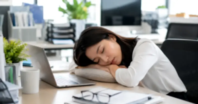 Ngủ ngay sau khi ăn trưa: Lợi hay hại? Chuyên gia giải đáp