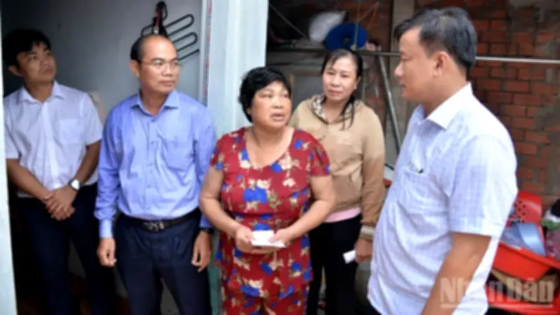 Đồng Tháp: Lốc xoáy làm tốc mái 46 nhà, một người tử vong khi sửa nhà