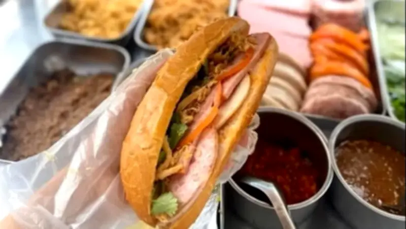 Đồng Tháp: Nghi ngộ độc bánh mì Hồng Ngọc, nhiều người nhập viện