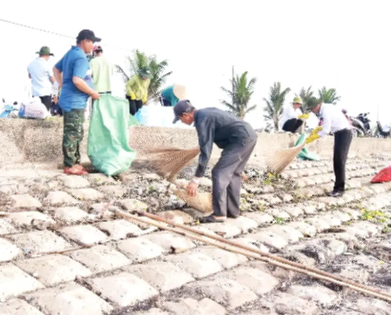Đồng Tháp ra quân dọn vệ sinh đê biển, thu gom hàng chục tấn rác