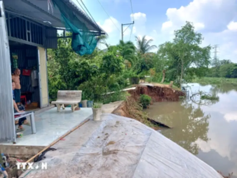 Đồng Tháp: Sạt lở hơn 20m đường ven sông Trà Lọt, giao thông bị chia cắt