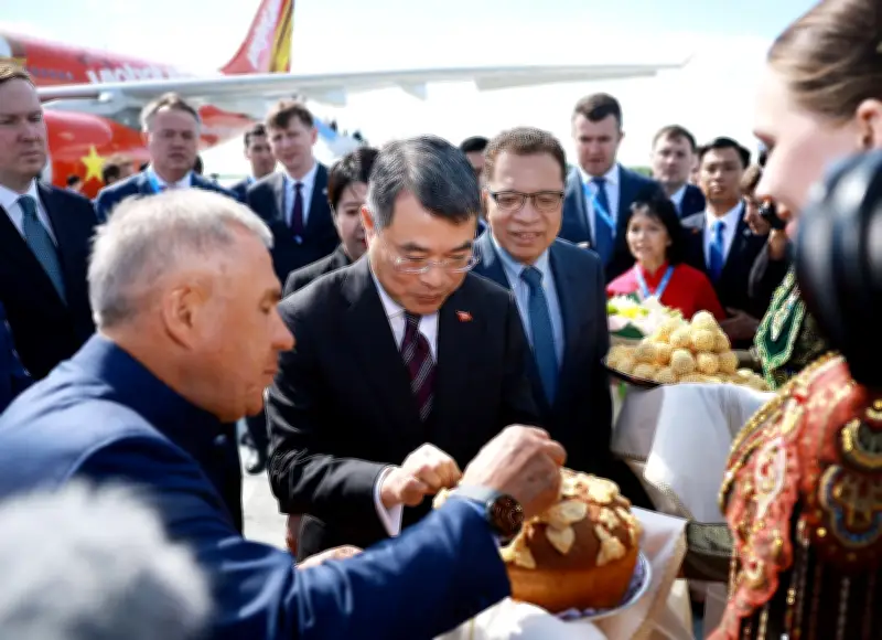 Nga chào đón Thủ tướng Lê Minh Hoàng bằng nghi thức mới: Bánh mì muối kẹo ngọt