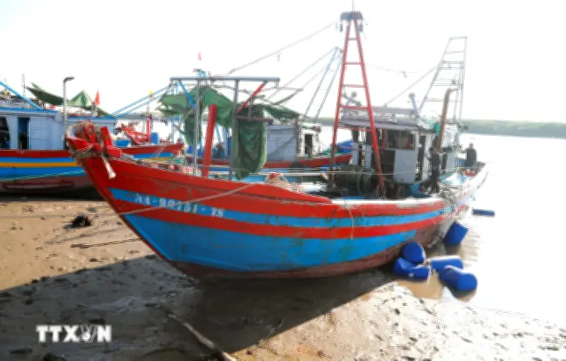 Nghệ An: Lại đắm tàu cá gần cửa biển Lạch Vạn, ngư dân vào bờ an toàn