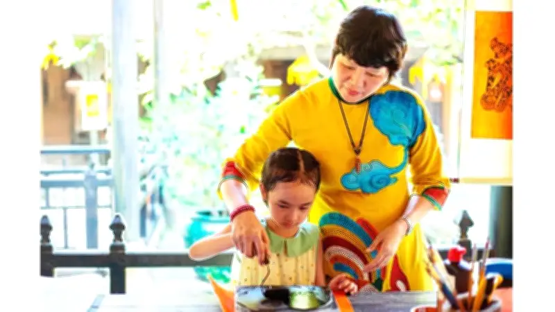 Nghệ nhân Nguyễn Thị Bình phục dựng tranh dân gian Kim Hoàng từ đống tro tàn