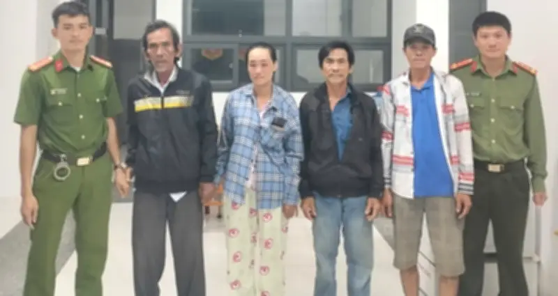 Người cha đi lạc 6 ngày, con xúc động đón ở nơi cách nhà 150km