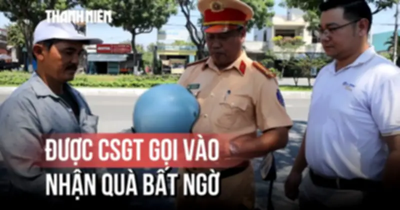Người dân bất ngờ khi được CSGT gọi vào lề để nhận quà đặc biệt