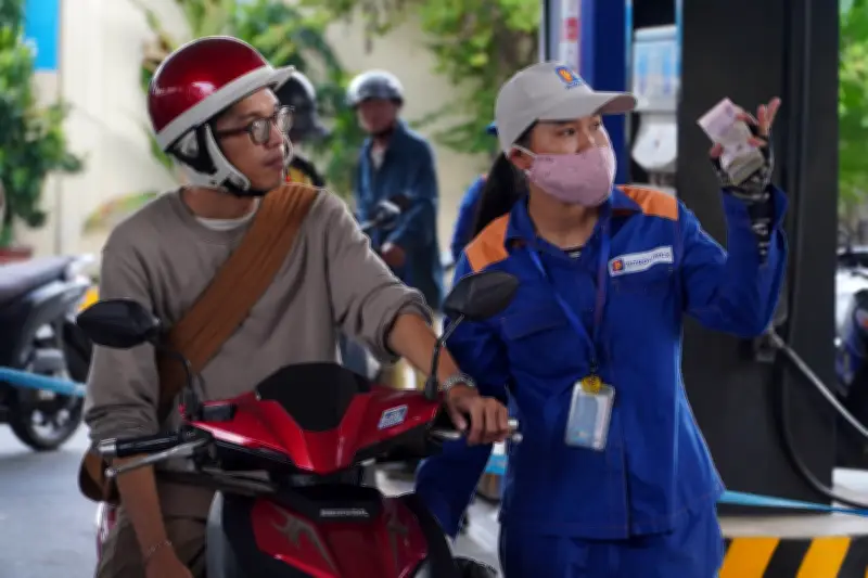 Người dân Hà Nội, TPHCM chia sẻ ý kiến ngày đầu xăng chỉ bán E10 và E5