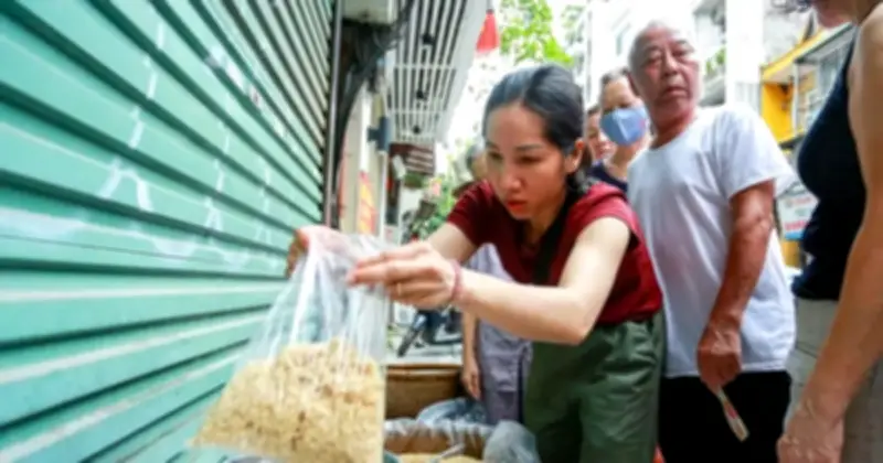 Người dân Hà Nội đổ xô đi chợ mua sắm Tết Đoan Ngọ