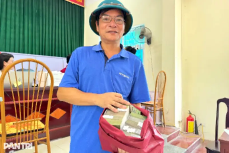 Người dân Hà Nội xếp hàng nhận tiền tỷ đền bù siêu dự án thể thao