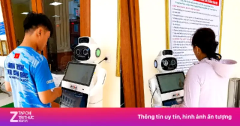 Người dân Quảng Trị thích thú trải nghiệm robot AI hình người làm 'công chức'