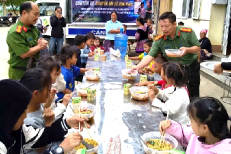 Người dân vùng cao đến làm căn cước được công an mời ăn trưa