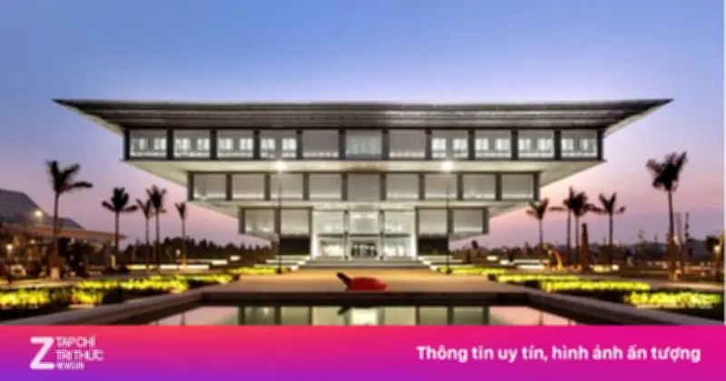 Người dân xem Quy hoạch Thủ đô tầm nhìn 100 năm tại Bảo tàng Hà Nội