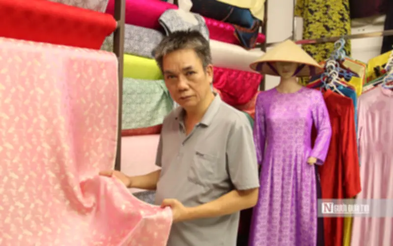 Người duy nhất còn giữ nghề tạo mẫu hoa văn lụa Vạn Phúc