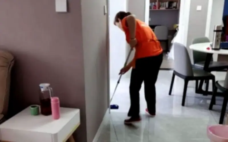 Người giúp việc lương thấp 10 năm, ngày nghỉ việc chết lặng khi nhận 2 tờ giấy chủ đưa