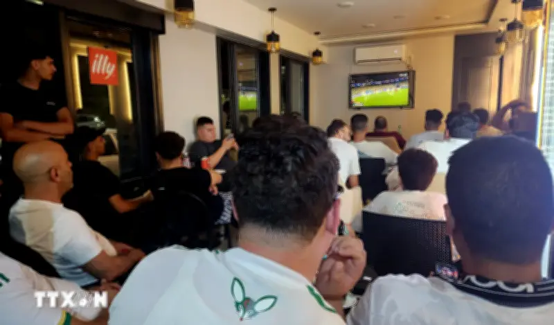 Người hâm mộ Algeria vỡ òa niềm vui khi thực trang đêm cùng tuyển nhà