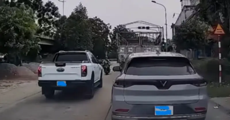Người đi xe bán tải đánh tài xế xe máy rồi đính chuồn nhưng bất thành