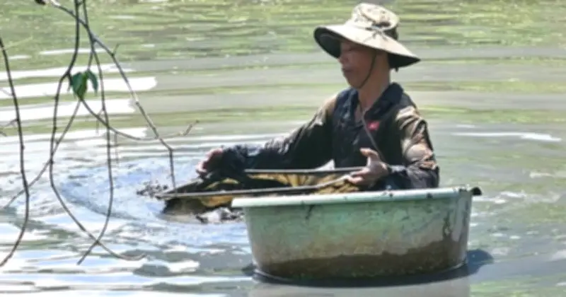 Người đàn ông 27 năm lặn dưới rạch đen đãi bùn tìm trùn chỉ nuôi con ăn học