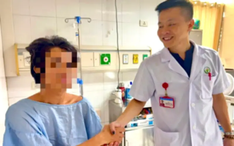 Người đàn ông 42 tuổi bị đứt rời trực tràng trên nền nhiễm trùng nặng