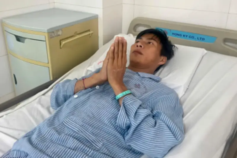 Người đàn ông dân tộc Phù Lá chắp tay cầu cứu vì ho ra máu ồ ạt