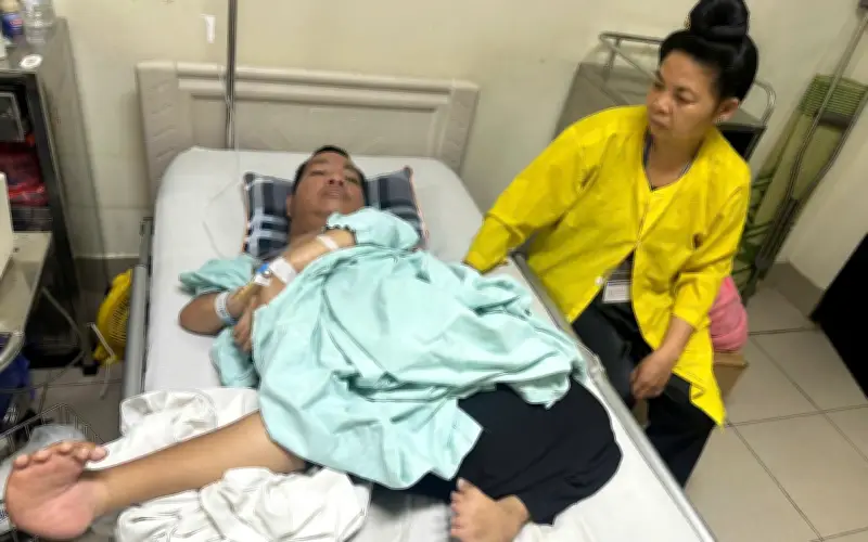 Người đàn ông dân tộc Thái có thân hình không trọn vẹn, khốn khổ vì không có tiền chạy chữa