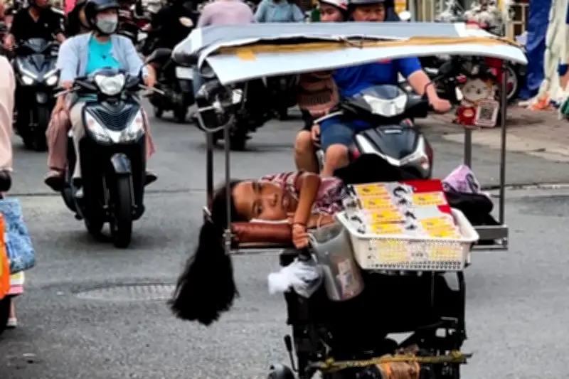 Người phụ nữ trên xe lăn tự chế rong ruổi bán vé số