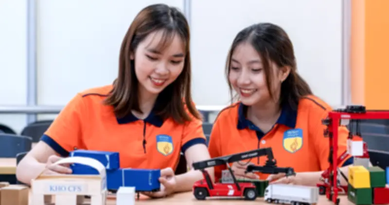 Ngành Logistics HUTECH: Học phí ổn định, học bổng đến 100% cho thí sinh 2026