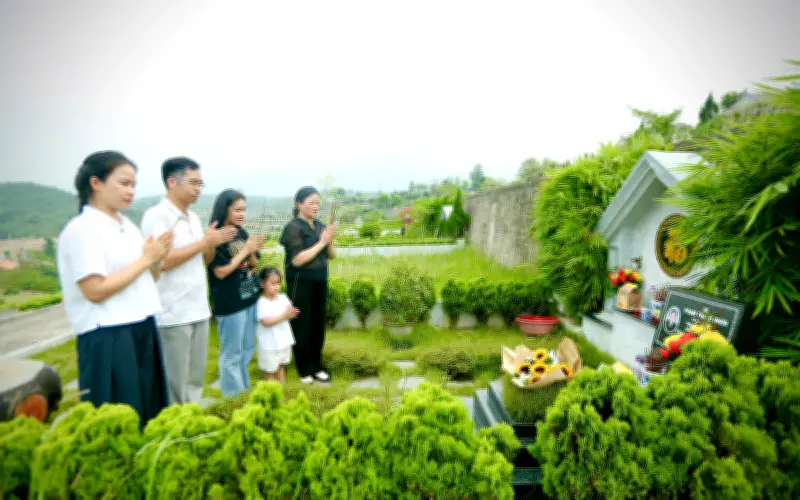 Ngày Gia đình Việt Nam 28/6: Nhiều gia đình Hà Nội đưa con về thăm nguồn cội