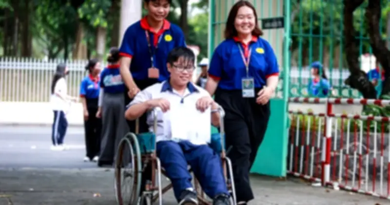 Ngày thi đầu tiên tại TP.HCM: Thí sinh nhẹ nhõm, phụ huynh đồng hành